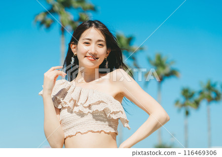 年輕女子海灘度假村形象 116469306