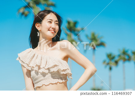 年輕女子海灘度假村形象 116469307