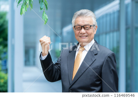 商務老人戶外握拳 116469546