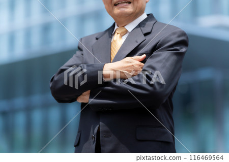 戶外商務老人，雙臂交叉，不露面 116469564