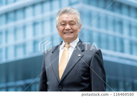 Business senior male lawyer outdoors Business senior male lawyer outdoors 116469580