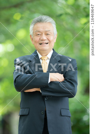 高級男性肖像清新綠色雙臂交叉垂直 高級男性肖像清新綠色雙臂交叉垂直 116469647
