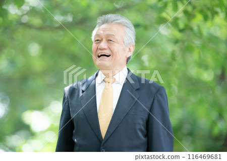 老人清新的綠色微笑 116469681