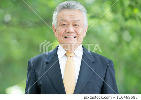 Senior man, fresh green, smile 116469685