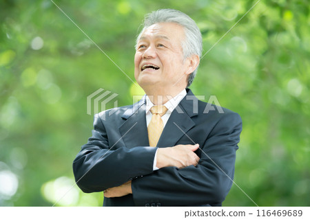 Senior man, fresh green, smile 116469689