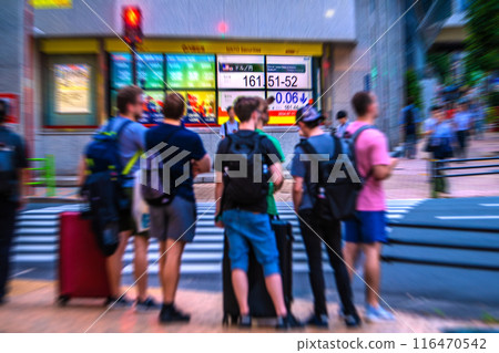日本東京街景161日圓...外國遊客也...（股價在42,000日圓範圍內第一...） = 11日，日本橋兜町 116470542