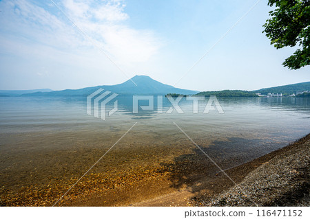 On a solo trip to eastern Hokkaido, I visited Lake Akan with its gently rippling clear water and the majestic Mount Oakan. On a solo trip to eastern Hokkaido, I visited Lake Akan with its gently rippling clear water and the majestic Mount Oakan. 116471152
