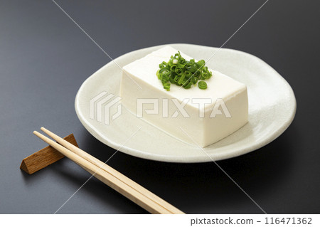 黑色背景上的硬豆腐 黑色背景上的硬豆腐 116471362