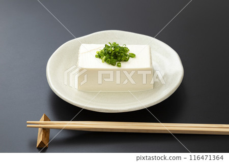 黑色背景上的硬豆腐 黑色背景上的硬豆腐 116471364