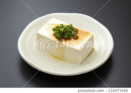 黑色背景上的硬豆腐 116471488