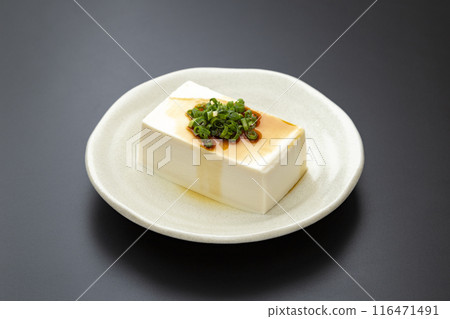 黑色背景上的硬豆腐 116471491