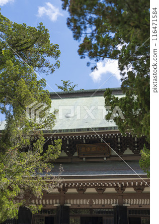 [Vertical photo] Engakuji Temple's Buddhist hall 116471584