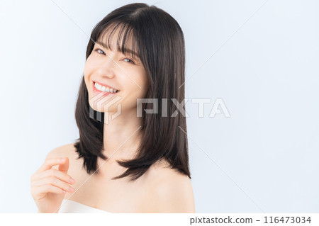 一位中年婦女在白色背景下做皮膚護理 116473034