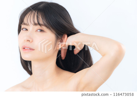 一位中年婦女在白色背景下做皮膚護理 116473058