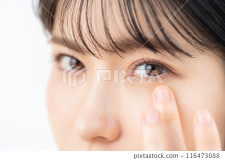 一位中年婦女在白色背景下做皮膚護理 116473088