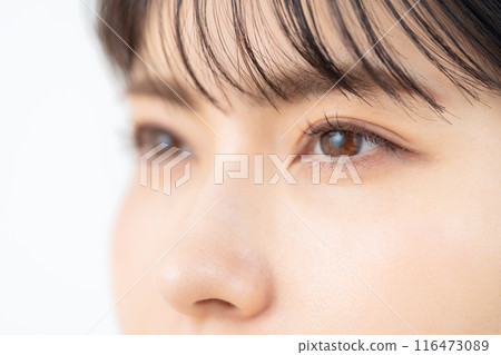 一位中年婦女在白色背景下做皮膚護理 116473089