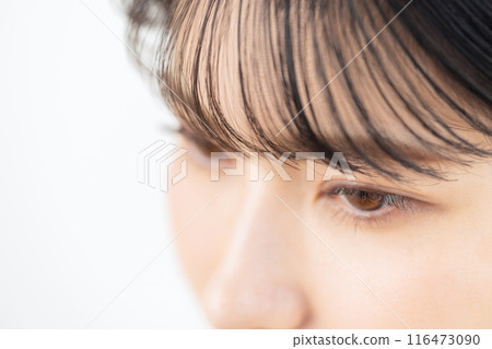 一位中年婦女在白色背景下做皮膚護理 116473090