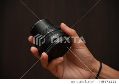 相機鏡頭握在男人的手中 116473353