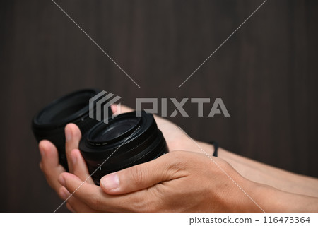 相機鏡頭握在男人的手中 相機鏡頭握在男人的手中 116473364
