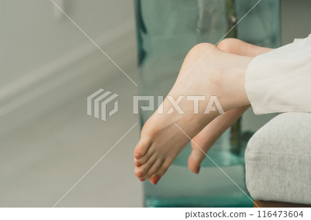 躺在沙發上的女人的腿 116473604