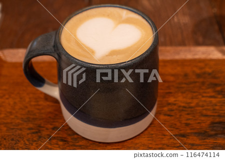 咖啡杯中的拿鐵藝術,上面畫著一顆心 咖啡杯中的拿鐵藝術,上面畫著一顆心 116474114