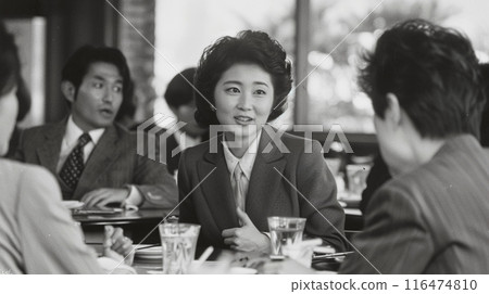 Showa-style business woman having lunch 116474810
