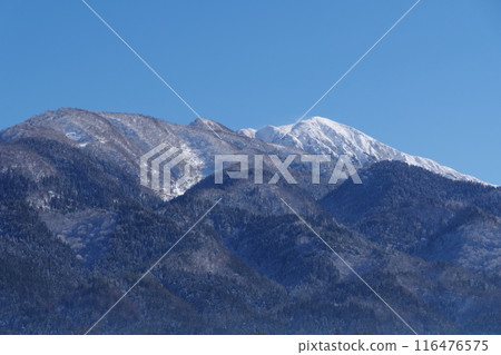 從大野市看到的冬天的荒島山和小荒島山 116476575