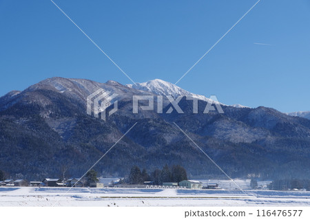 Mt. Arashiyama and Mt. Koarashiyama seen from Ono City in winter 116476577
