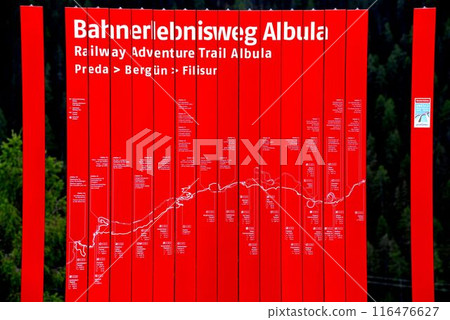 從地標建築蘭瓦瑟橋 (Landwasser Bridge) 到普雷達站 (Preda Station) 的風景區鐵路和公路圖。 116476627