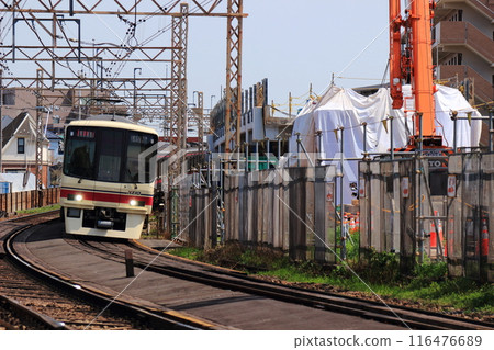 京王線的建設工作仍在繼續，以在八幡山站外建造一條高架線。 116476689