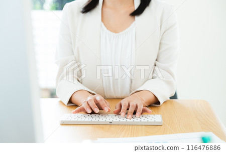 做書桌工作的女商人 做書桌工作的女商人 116476886