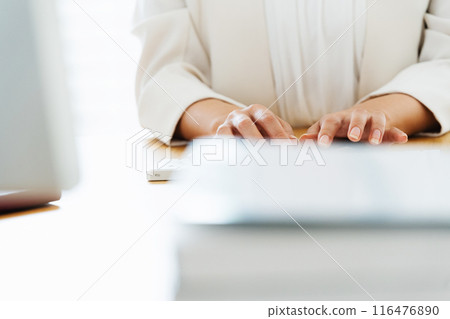 做書桌工作的女商人 116476890