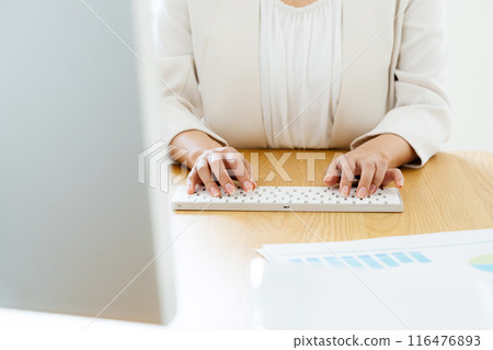 做書桌工作的女商人 116476893