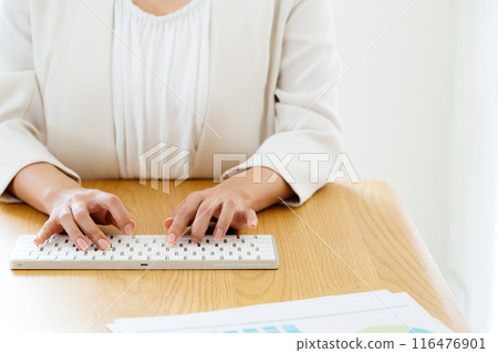 做書桌工作的女商人 116476901