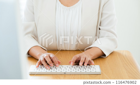 Business woman doing desk work 116476902