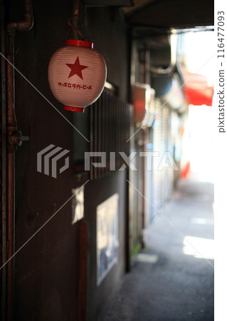 Lanterns at a back alley izakaya 116477093