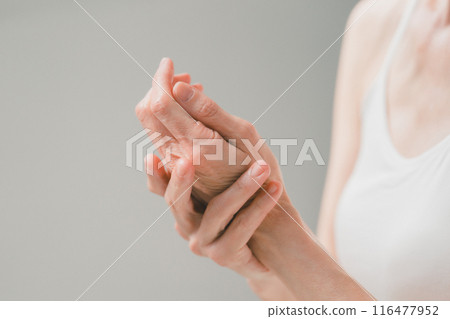 A woman in her 50s with hand problems 116477952