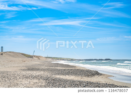 Sandy beach and blue sea and sky at Nakatajima Sand Dunes in Hamamatsu City (Shizuoka Prefecture) 116478037