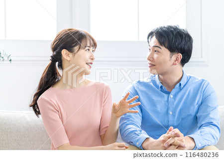 夫妻倆聊得很開心 116480236