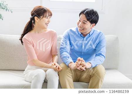 夫妻倆聊得很開心 116480239