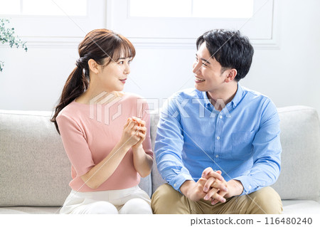夫妻倆聊得很開心 夫妻倆聊得很開心 116480240
