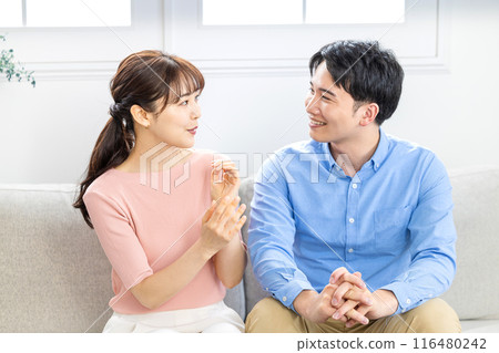 夫妻倆聊得很開心 116480242