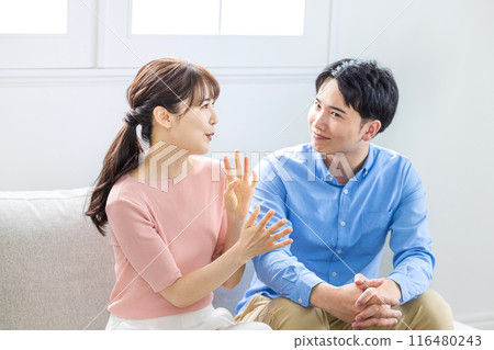 夫妻倆聊得很開心 夫妻倆聊得很開心 116480243