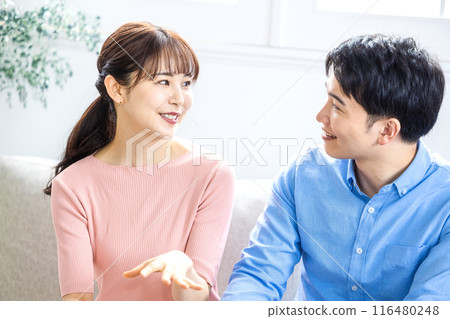 夫妻倆聊得很開心 116480248