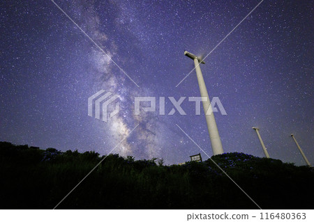 [德島縣] 銀河與大河原高原的風力發電 116480363
