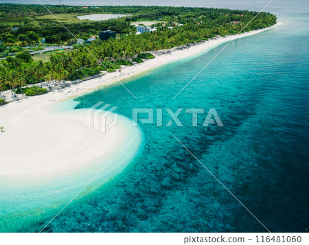 Fuvahmulah island with ocean white sand beach on sunny day 116481060