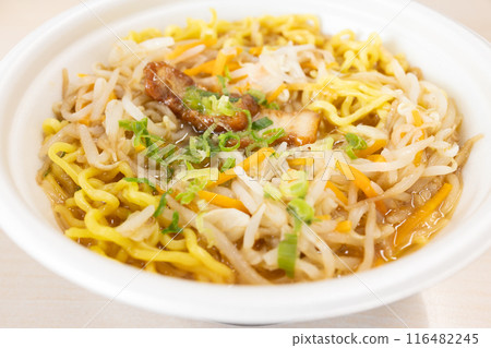 美味的杯麵味噌拉麵，裡面有大量的蔬菜 116482245