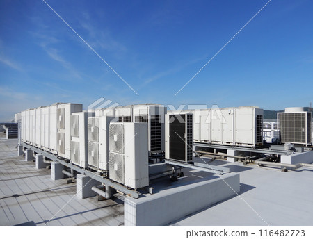 建築物屋頂及藍天空調設施室外機 116482723