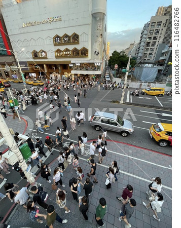 行人穿越馬路 行人穿越馬路 116482766