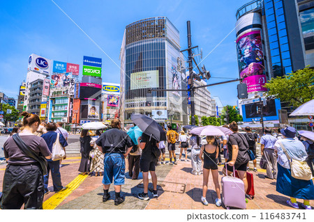 Tokyo cityscape, Japan. July. Foreign tourists waiting for the traffic lights at Shibuya Scramble Crossing = 11:06 a.m. on the 5th. 116483741